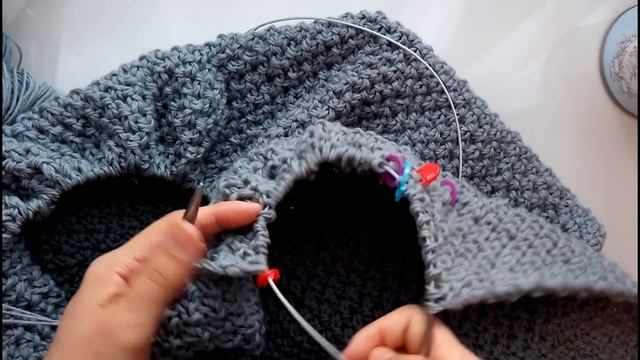 Серый жилет спицами