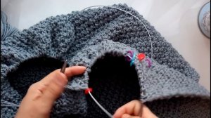 Серый жилет спицами