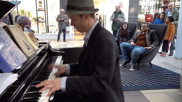 Musician entertains shoppers playing 1950s style Rock n' Roll on public piano in Aberdeen смотреть онлайн