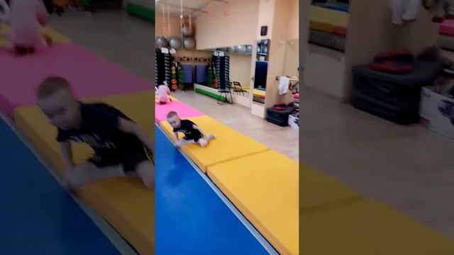 Гимнастика для детей. Кувырки вперед.