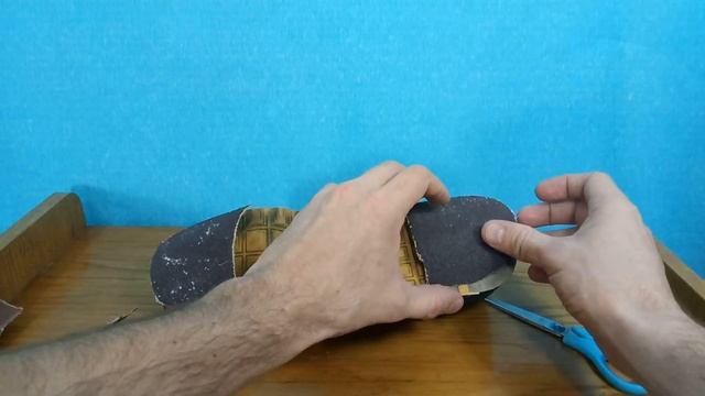 КАК СДЕЛАТЬ НЕСКОЛЬЗКУЮ ОБУВЬ / ЧТОБЫ ПОДОШВА НЕ СКОЛЬЗИЛА ВСЮ ЗИМУ смотреть онлайн