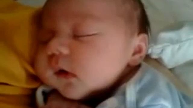 Малыш смеется во сне :) смотреть онлайн