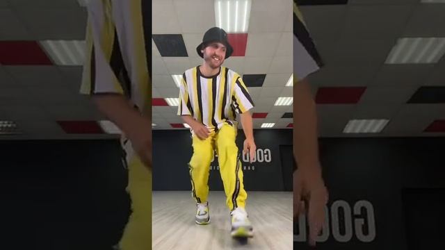 Как сделать кувырок?? Обучение для новичков #shorts смотреть онлайн