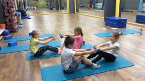 Упражнение на пресс с гантелями. Гимнастика Акробатика. Дети 5-8 лет