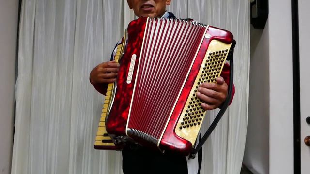 アコーディオン　とにかく、簡単な童謡、子犬のマーチなどを弾きたい方、左手三つのボタンだけで、童謡のメロディーに伴奏をつけてみませんか。まずは、『子犬のマーチ』に伴奏をつけてみましょう。 смотреть онлайн