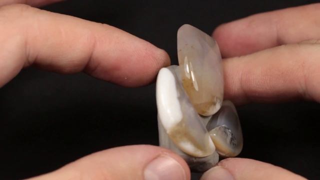 Молочный халцедон "Белый тюльпан", комплект из трёх кабошонов (Chalcedony) смотреть онлайн