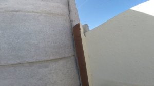 Как красиво покрасить еврозабор, столбы, панели, заделка швов щелей. Качественный монтаж в сравнени