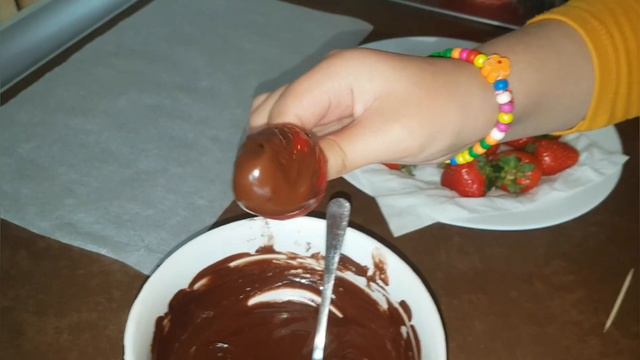 Erdbeere mit Schokolade sehr lecker. Клубник с шоколадом вкусно слов нет. смотреть онлайн