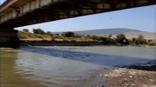 Река Кура рядом с Уплисцихе (Грузия) смотреть онлайн