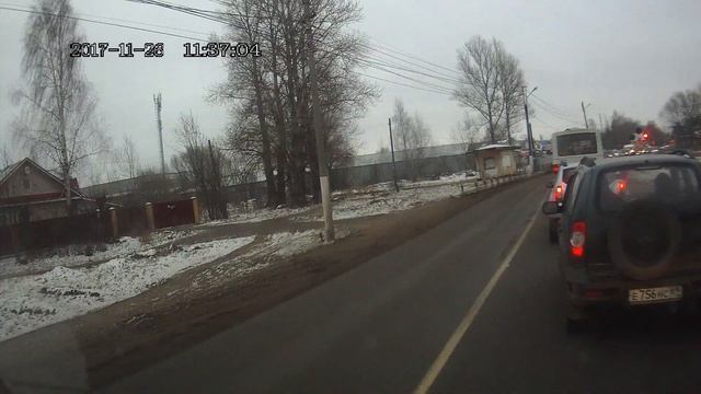 Сhevrolet нагло проехал на красный сигнал светофора на ж/д переезде. смотреть онлайн