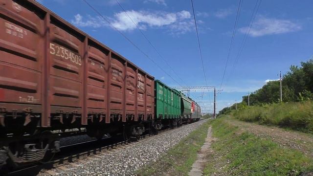 ВЛ10У-864 с грузовым поездом и приветливой бригадой смотреть онлайн
