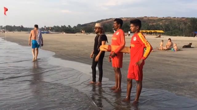Спасатель на пляже Морджим в Гоа смотреть онлайн
