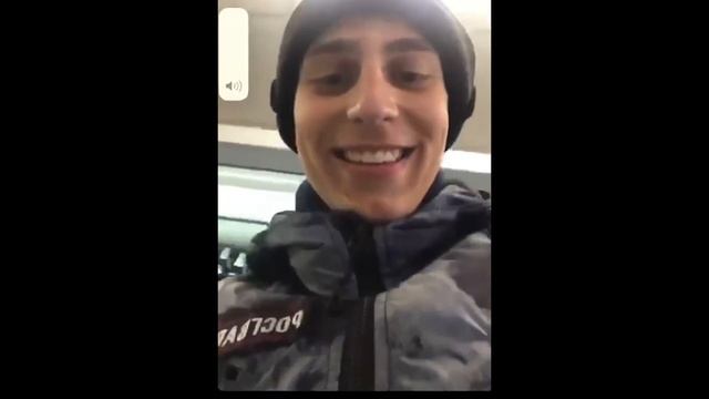 Росгвардеец смеется над тем, как полицейский бьет женщину ногой в живот смотреть онлайн