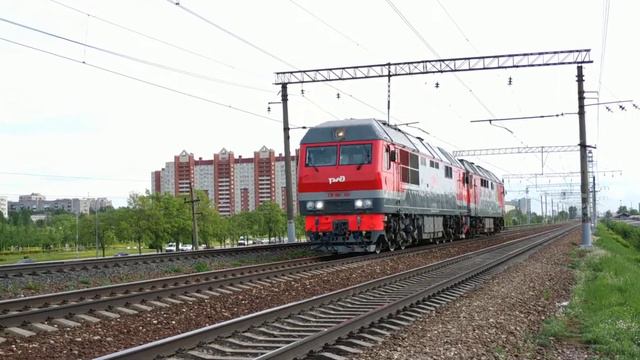 Тепловозы ТЭП70БС-353 и ТЭП70-0246, перегон Шушары - СПб-Тов.-Витебский, 25.05.2021г. смотреть онлайн