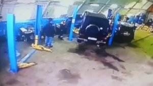 машина упала с подъемника