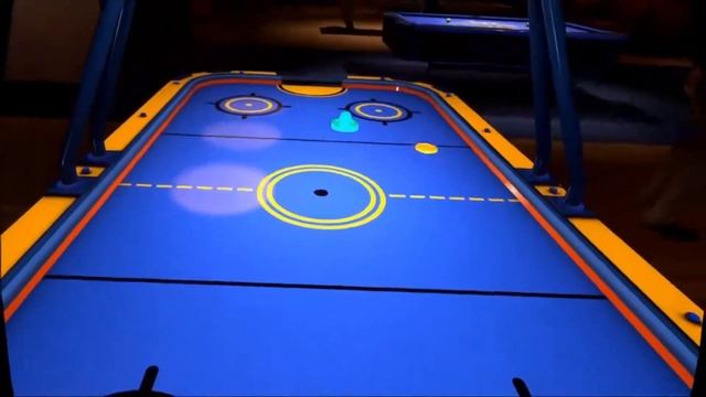 Playing Air Hockey in Virtual Reality смотреть онлайн
