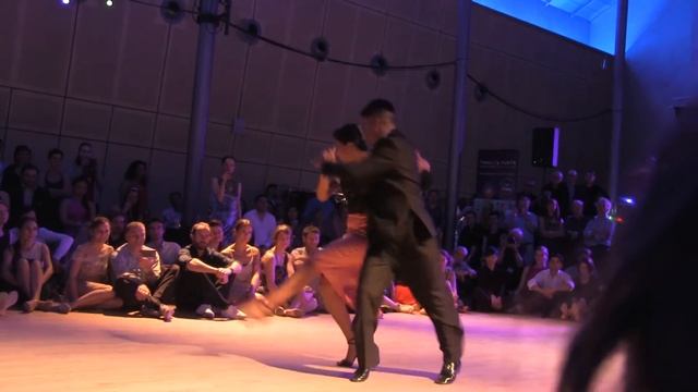 Roxana Suarez et Sebastian Archaval dansent la milonga avec le Solo Tango Orquesta смотреть онлайн