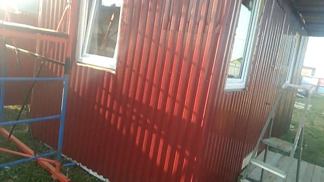 Торцевая зашивка кровли домика-бытовки ч. 15 смотреть онлайн