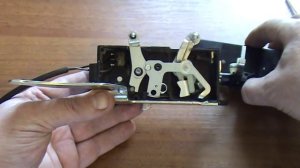 Извлечение концевика из замка двери Шеви-Нивы