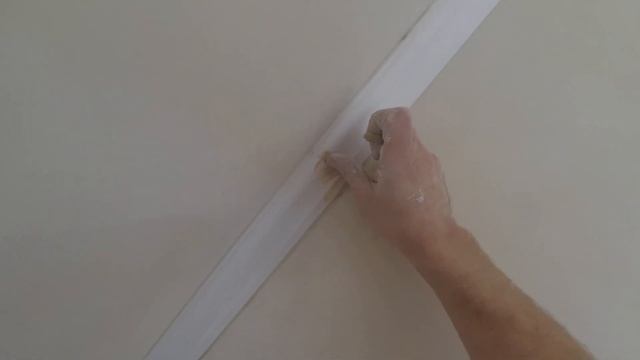 Шпаклюем стыки потолочного плинтуса стартовой шпаклевкой. Избегаем усадки при высыхании. смотреть онлайн