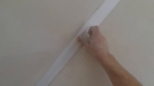 Шпаклюем стыки потолочного плинтуса стартовой шпаклевкой. Избегаем усадки при высыхании.