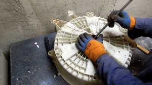 Как выбить обойму подшипника из бака стиральной машины.