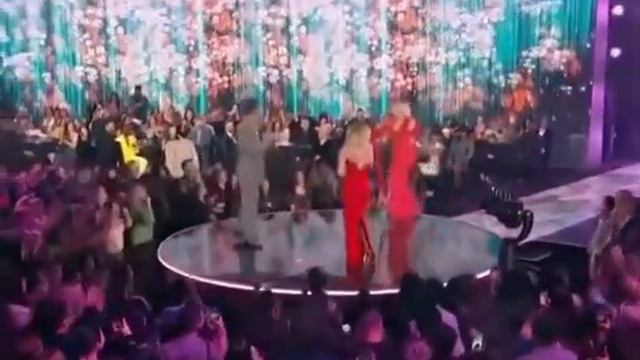 Natasha Bedingfield, Glen Powell, and Sydney Sweeney Singing 'Unwritten' at People's Choice Awards смотреть онлайн