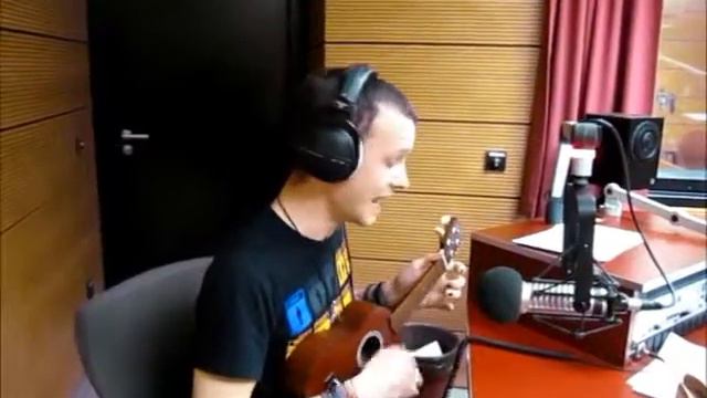 Felix Görtz - All Apologies (Nirvana Cover) auf der Ukulele live bei mephisto 97.6 смотреть онлайн