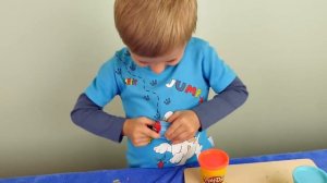 Пожарная машинка Play Doh и малыш Даник. Лепим пластилином Плей До. Play Doh Fire Truck