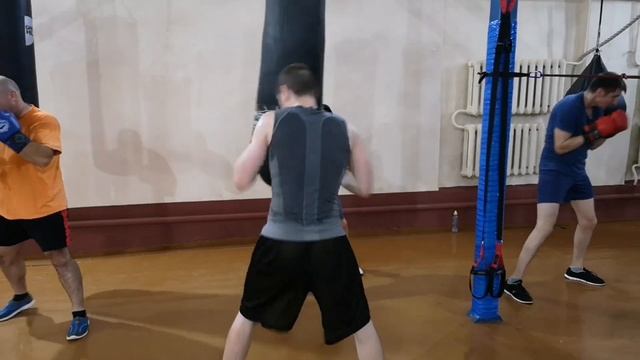 Вариант интервальной тренировки на снарядах, для улучшения техники крюков и развития выносливости. смотреть онлайн