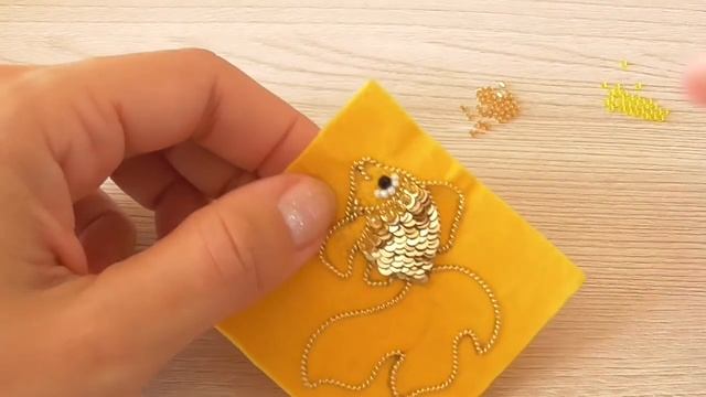 Брошь Золотая рыбка из бисера. МК / DIY Goldfish brooch смотреть онлайн