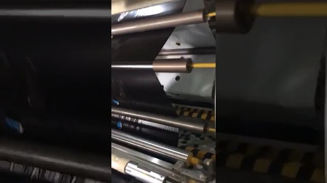 Процесс изготовления перфорированной черно-белой пленки для клубники смотреть онлайн