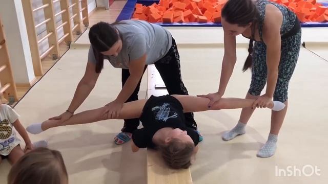 Как тянут детей на поперечный шпагат