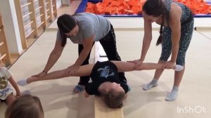 Как тянут детей на поперечный шпагат