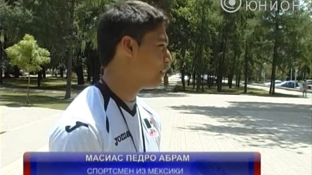 Гуляют, фотографируются, учат русский