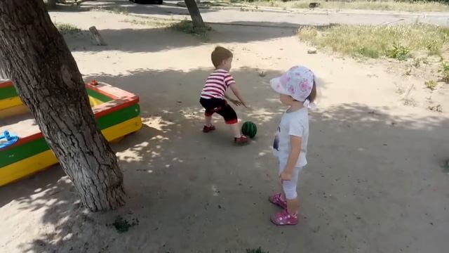 ДЕТКИ ИГРА В МЯЧ детские игры CHILDREN GAME IN BALL children's games смотреть онлайн