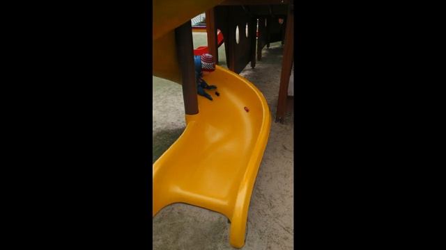 Детское видео, гонки, машинкиМолния Маквин, Сырник, любитель и Максим, прогулка в парке смотреть онлайн