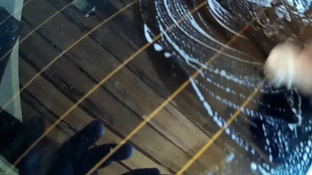 Как удалить следы наклеек со стекла машины.