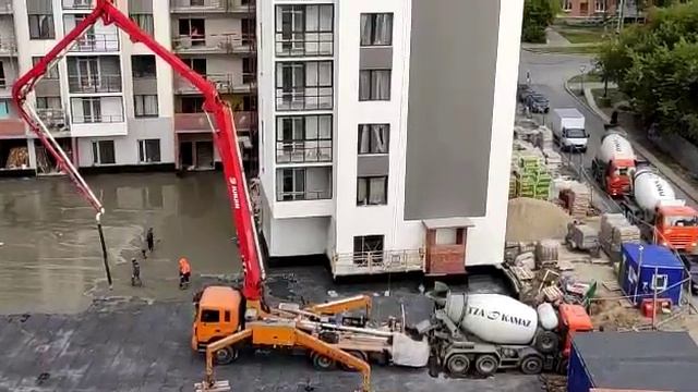 Заливка стяжки паркинга