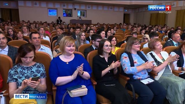 19 выпускников в Магадане получили от губернатора золотые медали смотреть онлайн