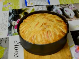 Нежный яблочный пирог на кефире (шарлотка), запеченный в духовке