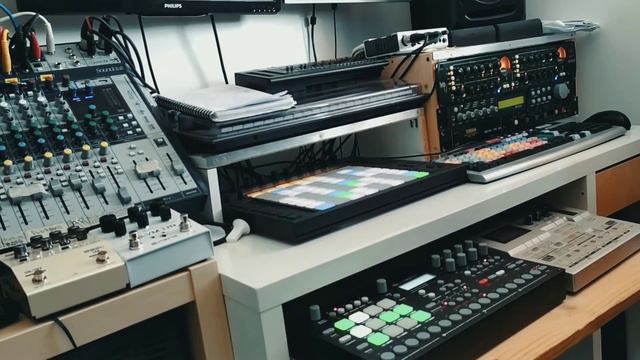 Lo-fi House music little jam with Analog Rytm, EMU Proteus, Joe Meek twin Q strip channel. смотреть онлайн