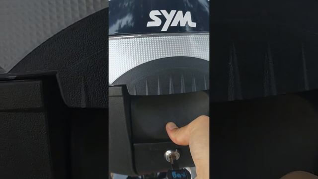 How to Open, Close, and Remove Sym Scooter Shad SH33 Box смотреть онлайн