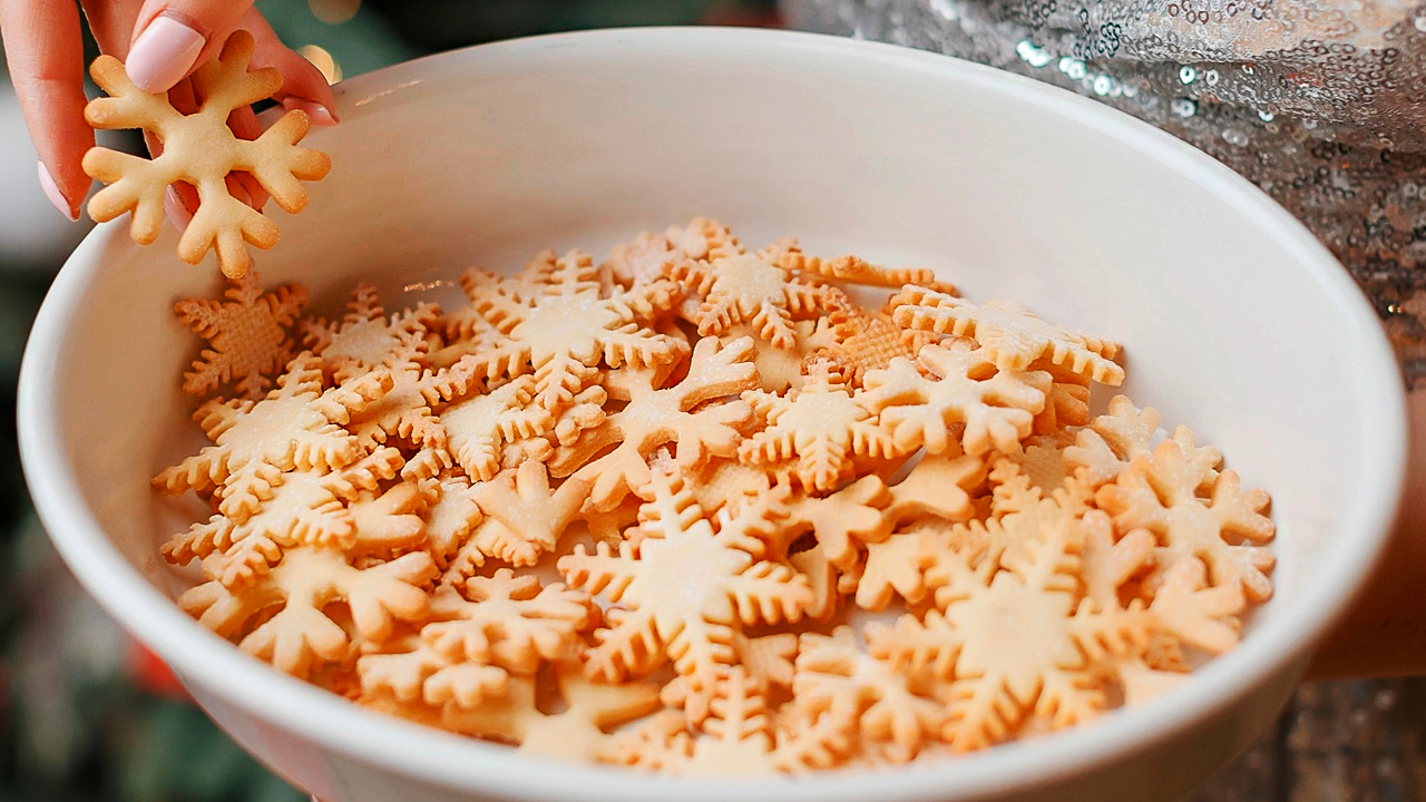 ПРОЩЕ ПРОСТОГО! ПЕЧЕНЬЕ " НЕЖНЫЕ СНЕЖИНКИ" НОВОГОДНЕЕ Песочное ПЕЧЕНЬЕ Выпечка к ЧАЮ смотреть онлайн