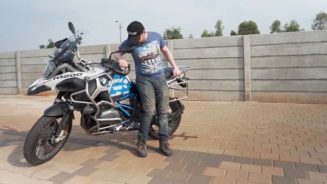 How to lift a fallen Motorcycle : 260 KG Heavy Bike | Bikerlog Varun смотреть онлайн