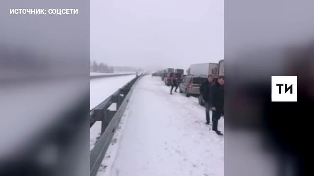 В социальных сетях появилось видео с километровыми пробками на федеральной трассе М-7 смотреть онлайн