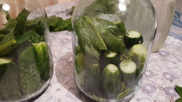 Простой рецепт хрустящих солёных огурцов. Как приготовить вкусные солёные огурцы. смотреть онлайн