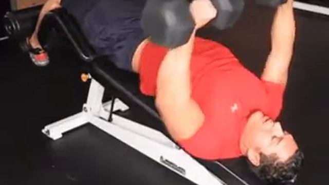Жим гантелей лежа под углом вниз смотреть онлайн