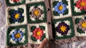 Готов жилет бабушкиным квадратом