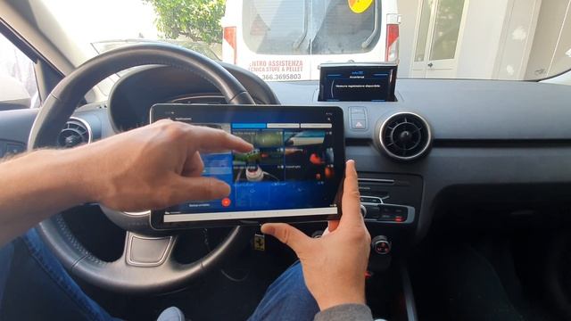 Audi A1 8x intera video codifica Obdeleven:Frecce e Stop in mod.Flash durante la frenata d'emergenz смотреть онлайн